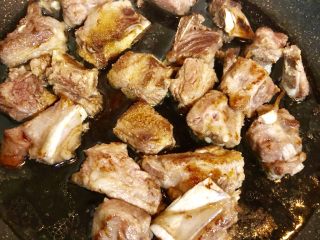 13、糖醋排骨,倒入调好的汁。
