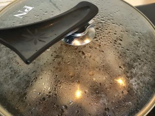 14、糖醋排骨,盖上锅盖中小火煮30分钟左右。（根据自己排骨的大小决定煮的时间。）