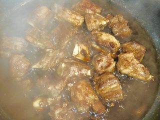 15、糖醋排骨,每隔5分钟翻一次面。