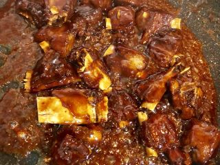 16、糖醋排骨,煮至汤汁浓稠即可。（最后收汁时火一定要最小火，火大了会糊。）