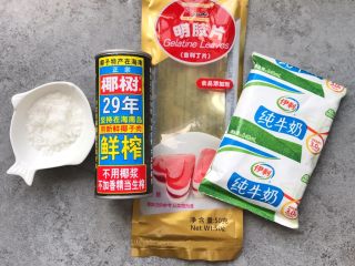 1、木瓜奶冻,食材准备：椰汁160ml、牛奶80ml、明胶片10g、白糖10g