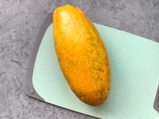 2、木瓜奶冻,一个木瓜洗净