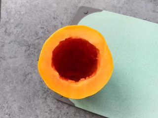 4、木瓜奶冻,用勺子把木瓜籽掏空，里面再用勺子处理尽量光滑哦