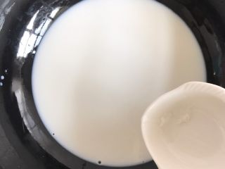 7、木瓜奶冻,白糖放进去轻轻搅拌至融化