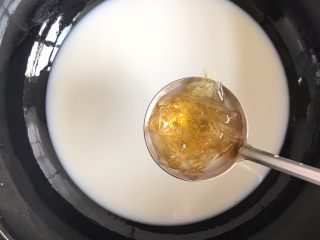 8、木瓜奶冻,再把泡软的明胶片放进去轻轻搅拌