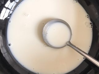 9、木瓜奶冻,搅拌至明胶片彻底溶解哦