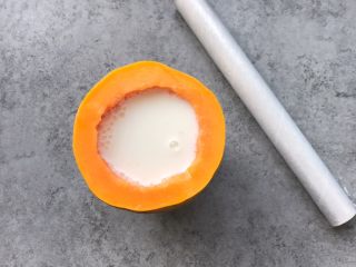 10、木瓜奶冻,椰汁牛奶稍微降温一点倒进木瓜里，准备保鲜膜