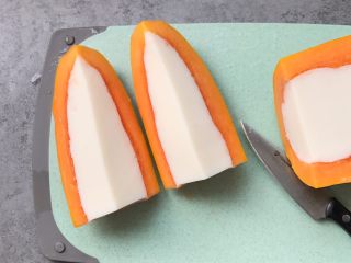 12、木瓜奶冻,木瓜先对半切开，然后再切开