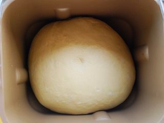 1、蜂蜜糯米小餐包,将主料中除黄油以外的所有材料都倒入面包桶中，揉出粗膜，加入40g黄油，继续揉至手套膜状态