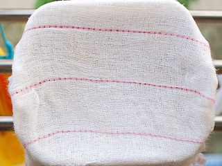 2、蜂蜜糯米小餐包,将揉好的面团放入面包桶中，表面铺上一块湿布