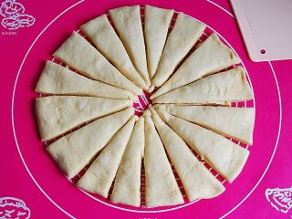 5、蜂蜜糯米小餐包,用面板将其平均分成16份