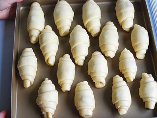 9、蜂蜜糯米小餐包,依次做好全部，放在不粘烤盘上