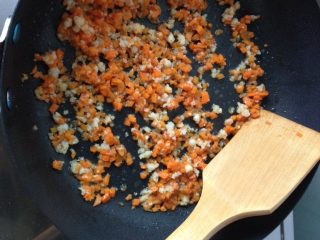 1、妈妈的爱心早餐,首先除鸡蛋外其它食材切小小粒，先炒熟