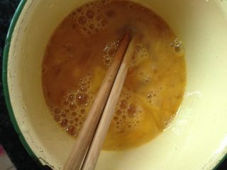 2、妈妈的爱心早餐,小小粒炒熟后放凉加入蛋液中