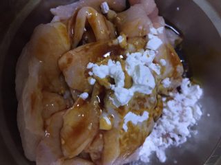 2、黑椒猪面肉炒乌冬,加10酱油