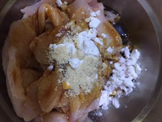 3、黑椒猪面肉炒乌冬,加3g鸡粉