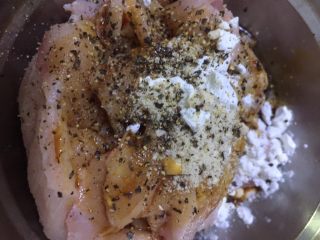 4、黑椒猪面肉炒乌冬,加5g研磨胡椒粒