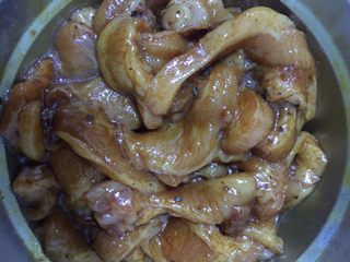 6、黑椒猪面肉炒乌冬,搅拌均匀，腌制30分钟