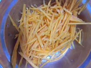 7、黑椒猪面肉炒乌冬,红萝卜切丝