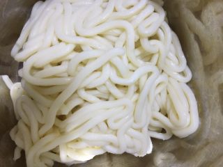 8、黑椒猪面肉炒乌冬,乌冬面准备好