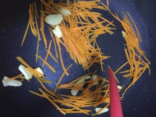 12、黑椒猪面肉炒乌冬,放红萝卜丝进去翻炒1—2分钟