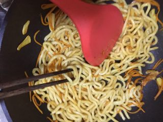 13、黑椒猪面肉炒乌冬,倒10g酱油进去翻炒