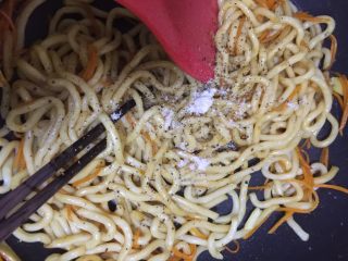 14、黑椒猪面肉炒乌冬,放3g鸡粉，放5g研磨黑椒粒进去快速翻炒均匀