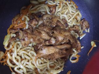 15、黑椒猪面肉炒乌冬,把猪面肉倒进去一起翻炒2—3分钟