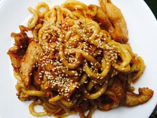 17、黑椒猪面肉炒乌冬,装盘，上面撒点芝麻做装饰～～美味完成！