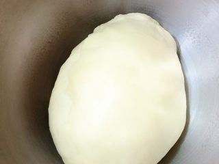 9、盐面包,揉到完全扩展状态,就是称出一个薄膜不易破,发酵到两倍大