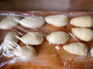 13、盐面包,揉成水滴状,再醒10分钟