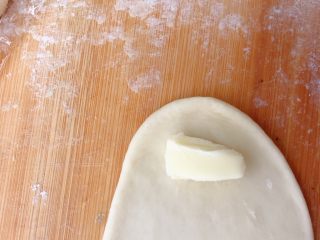 18、盐面包,把面折过来包住黄油,往下卷