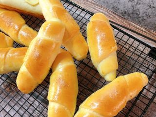 25、盐面包,烤好了立马拿到晾网上晾凉,装密封带保存