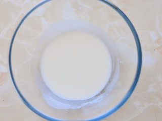 1、网红数字蛋糕,用手动打蛋器快速的搅拌均匀至乳化状态。