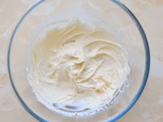 3、网红数字蛋糕,用手动打蛋器搅拌至面粉无颗粒状