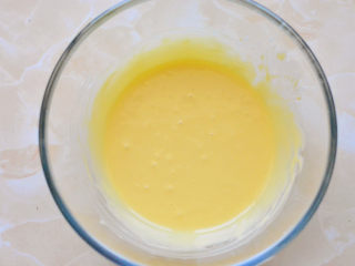 5、网红数字蛋糕,搅拌好的蛋糕糊应该是细腻有光泽的，如果面糊里有汽泡，只需要端起盆轻轻一震，泡泡自然就消失了，搅拌好的蛋糕糊放一旁备用