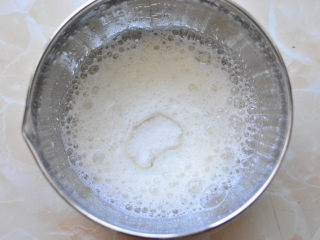 6、网红数字蛋糕,先高速搅打成鱼眼泡的状态，然后加入1/3的细砂糖。