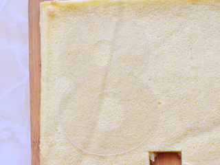 11、网红数字蛋糕,用面包刀轻轻的切出数字的形状。