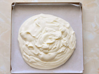 9、网红数字蛋糕,把所有的蛋糕糊从30CM处缓缓倒入到模具中，