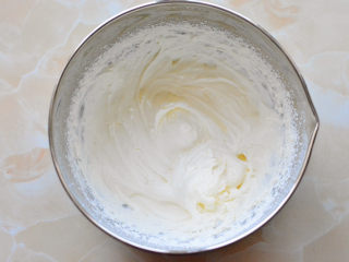 12、网红数字蛋糕,打发好的淡奶油状态如下图