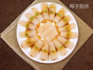 1、白玉鲈鱼卷,先看一下成品图，刚端出来赫赫眼睛放光。