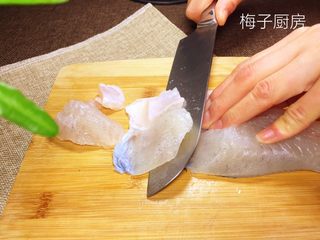 4、白玉鲈鱼卷,去鱼皮，取鱼肉是一个比较需要耐心的部分。