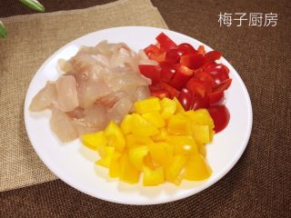 5、白玉鲈鱼卷,将鱼肉和彩椒切成小块备用。