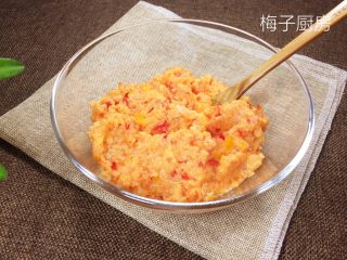 6、白玉鲈鱼卷,放入绞肉机，绞成鱼肉彩椒泥，倒入盐、料酒、胡椒粉淀粉调味。