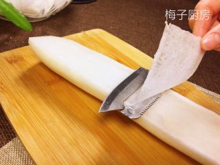 7、白玉鲈鱼卷,白萝卜用刮皮器刮成薄片