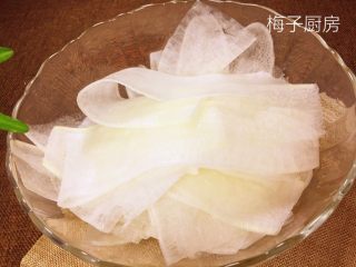 8、白玉鲈鱼卷,如图所示，越薄越好。