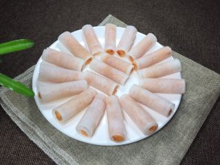 11、白玉鲈鱼卷,然后放入蒸锅大火蒸10分钟取出。