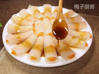 13、白玉鲈鱼卷,浇在蒸好的鱼肉卷上面。