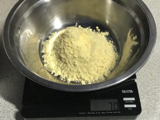 1、电饭煲+玉米面发糕,玉米面粉70克。