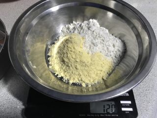 2、电饭煲+玉米面发糕,加入普通面粉50克。